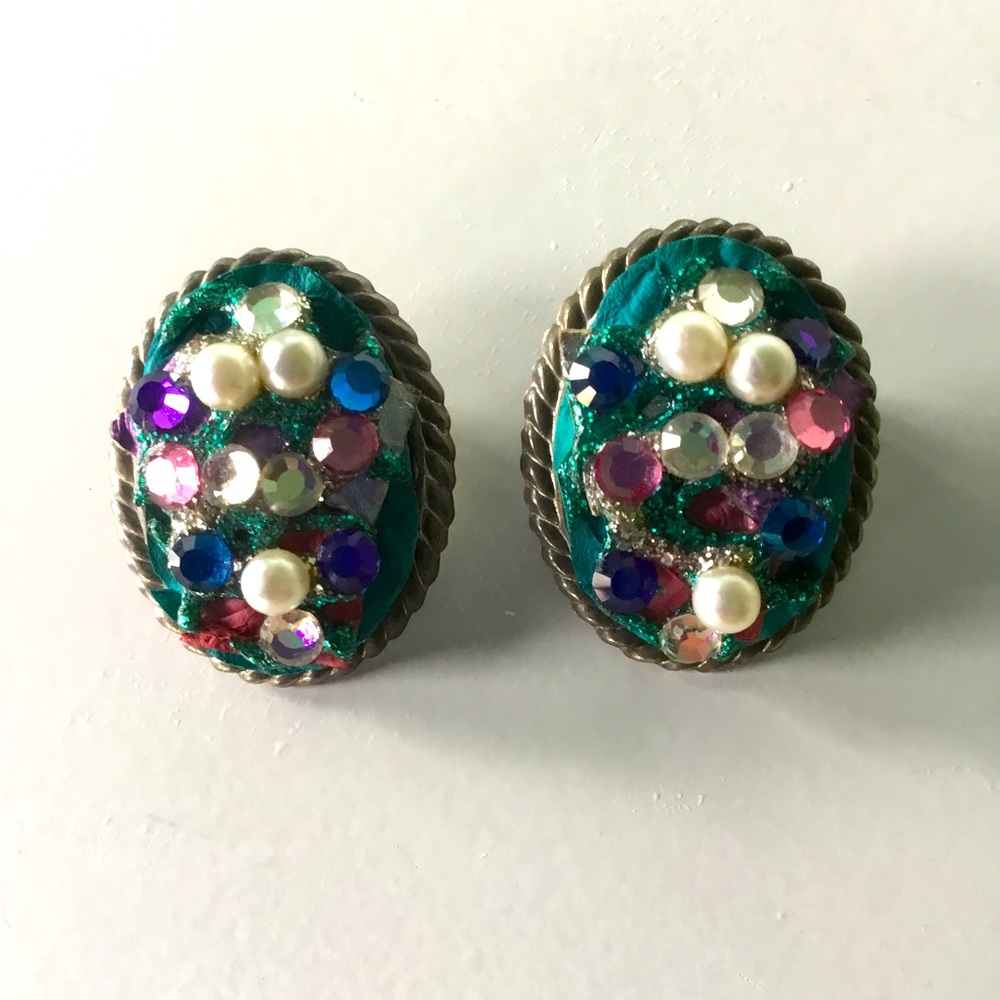 Vintage 80s Multi color Rhinestone Clip Earrings Blue Faux Pearl Crystal GUC - Picture 13 of 15